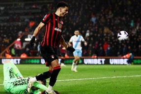 完美体育官网入口-塞维利亚窗口期再遭质疑，志在英超名次提升，悬念犹存，更衣室氛围转暖