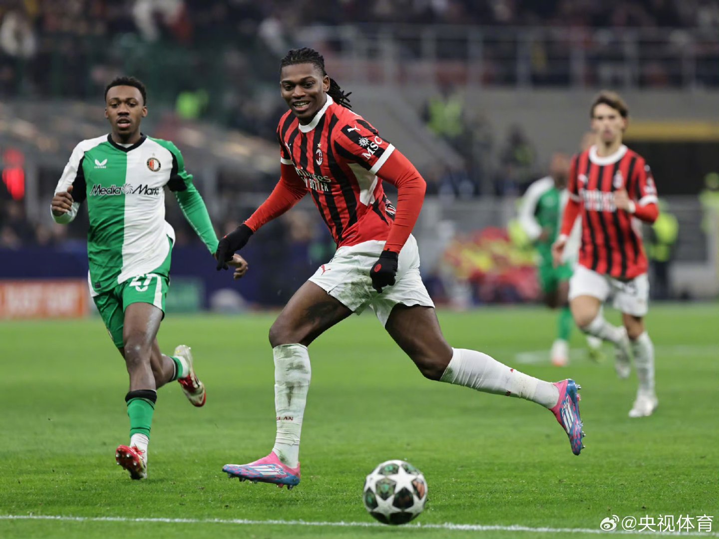 费耶诺德发布备战花絮；转会期迎来里程碑；欧冠任务艰巨；赛程密集仍需轮换