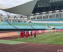 今晨体能课后，上海海港队长鼓劲备战法甲，态度坚定，控场能力受关注
